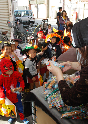 仮装した子どもたちでにぎわったハロウィーンあこう