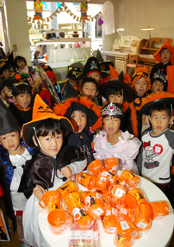 仮装した子どもたちでにぎわったハロウィーンあこう