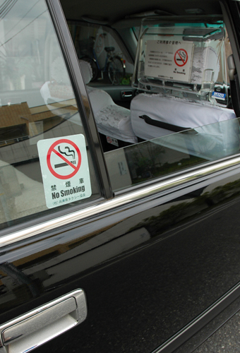 禁煙化を知らせるステッカーを貼ったタクシー