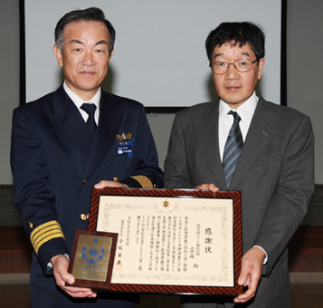 寺坂重義部長(左)から感謝状を贈られた井上慎一工場長