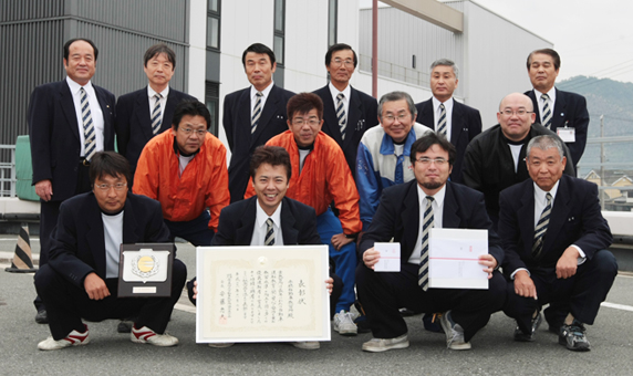 優良教習所表彰を受けた赤穂自動車教習所のスタッフ