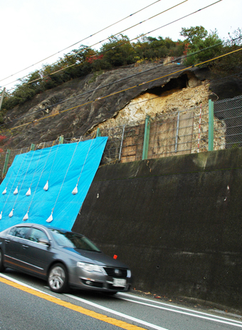 風化が原因とみられる高取峠の崩落個所