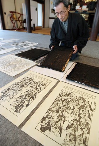 展示に向けて版木などを準備する平松康宏さん