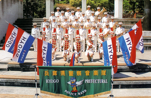 ステージとパレードに出演する兵庫県警察音楽隊