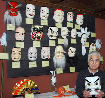 旧坂越浦会所で開催中の備中神楽面展と制作者の鈴村邦山さん