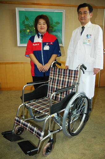 寄贈された車いす