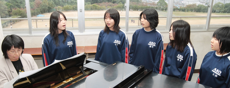 心を一つにして歌う赤穂中コーラス部の5人