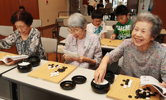 新たな人生の楽しみを加えようと、囲碁教室に通う同級生3人組=右から塩江さん、児島さん、岩崎さん