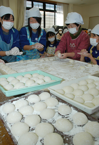 地域で協力して行われた交流もちつき大会