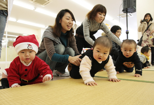 プラット赤穂で行われた「赤ちゃんハイハイ競争」