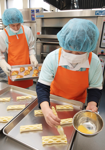 開所を前にパンの試作に励む就労継続支援A型施設「げんぶ」の職員