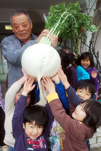 園児をびっくりさせた桜島ダイコンと寄贈した名田吉久さん