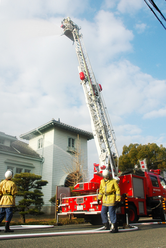はしご車も出動して行われた消防訓練