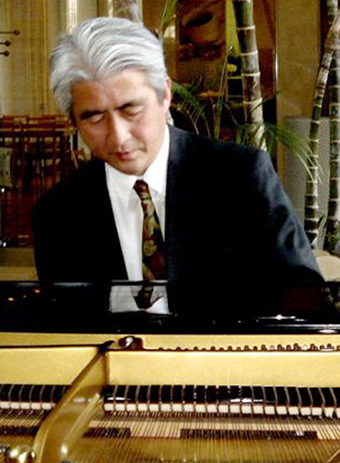 赤穂でコンサートを開く新澤隆志さん