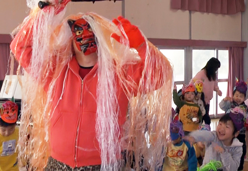 鬼に豆を投げつける子どもたち