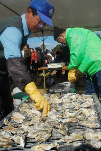 今年も好評だった焼きカキの無料サービス