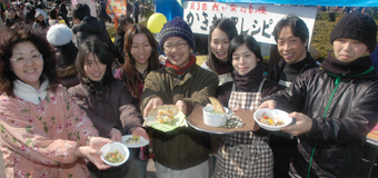 個性的なカキ料理が披露された「我が家の自慢かき料理コンテスト」。今井崇文さん=右端=が優勝