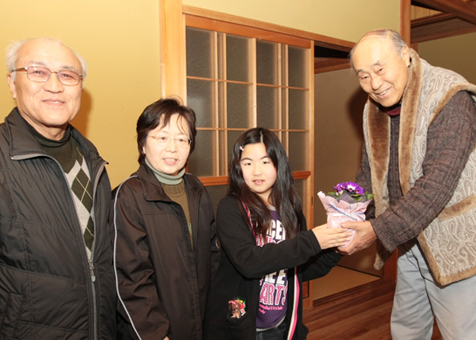 お年寄りに喜ばれた友愛訪問