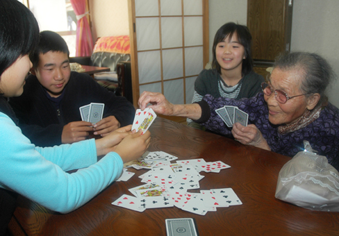 トランプゲームなどで楽しいひとときを過ごした交流訪問