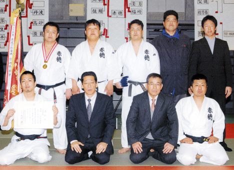県警柔道大会を連覇した赤穂署柔道代表