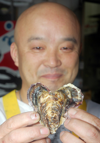 坂越湾で水揚げされた珍しいハート型のカキ