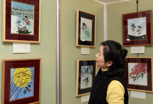 四季折々の絵柄が並ぶ切り絵作品展
