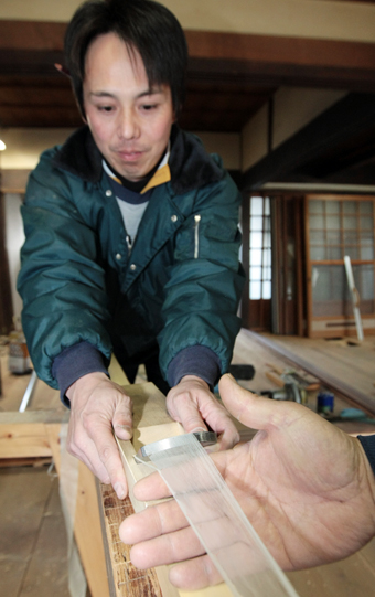 鉋の薄削り競技で全国4位になった井上大地さん