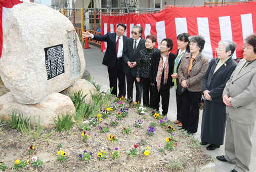 地元出身の文人を称えようと建てられた里村欣三顕彰碑