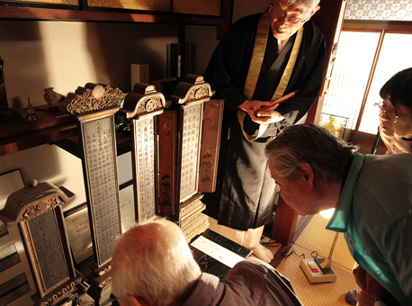 通常非公開の遺品も多く出された義士史跡見学会=如来寺