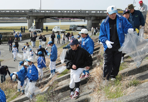 赤穂ライオンズクラブの呼びかけで行われた千種川清掃