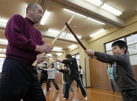 子どもから大人まで侍アクションを体験した殺陣道教室