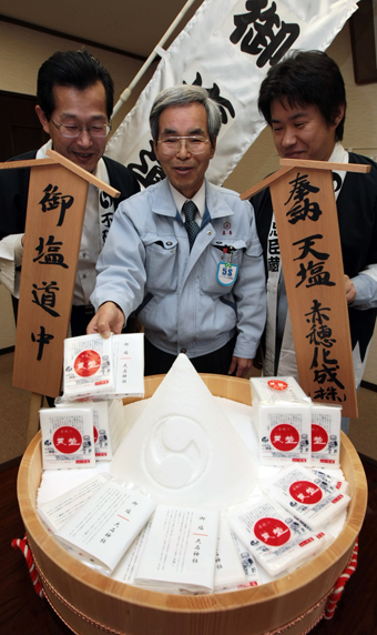 新企画「御塩道中」の備品を準備する赤穂化成のみなさん。盛り塩には大石家の二つ巴紋を刻印