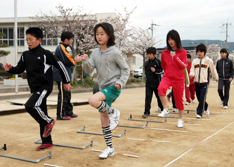 リレーカーニバルへ向けて熱心に練習する城西小メンバー