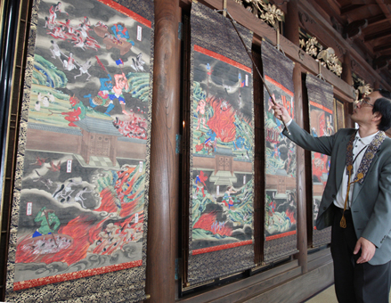 2年に一度の御絵解法要で開帳される誓教寺の六道絵