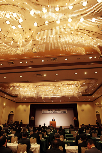 「ゼロ・エミッション・ホテル」を目指す赤穂ロイヤルホテル。竣工発表式が行われた宴会場の天井照明も大部分がLED電球に