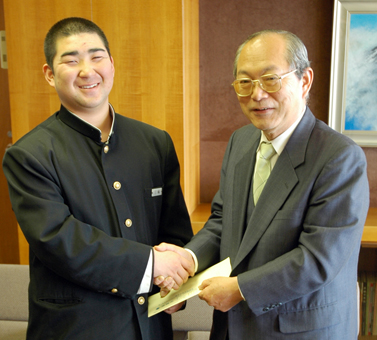 アジア選手権出場を前に市役所を表敬訪問した三輪拓生選手