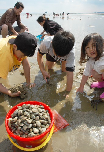 潮干狩りを楽しむ来場者
