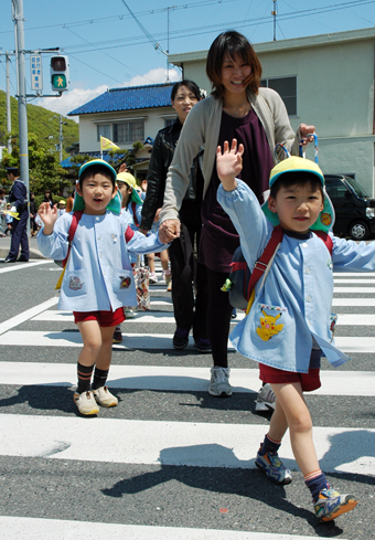 通園路を実際に歩いて交通ルールを学んだ親子安全教室