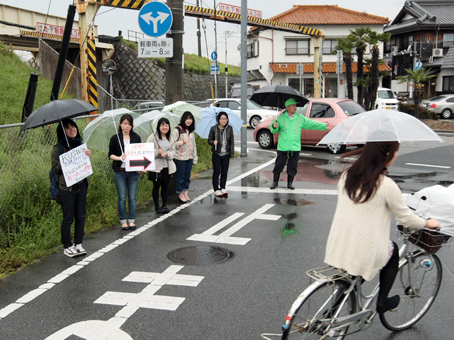 学生と自治会が共同で行っている自転車マナー向上の呼びかけ運動
