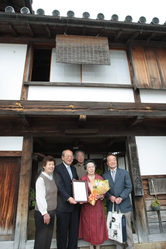 入館者数が10万人に達した旧坂越浦会所。右から2人目が澤田さん