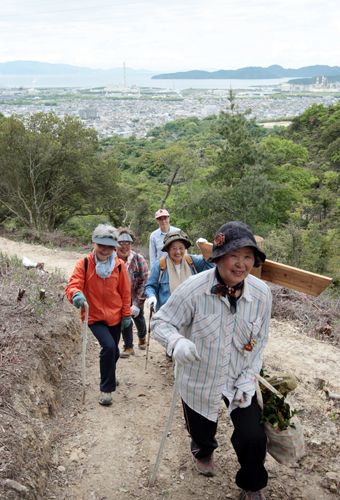 新ルートを歩く登山愛好者のみなさん。市街の町並み、瀬戸内を眺望できる