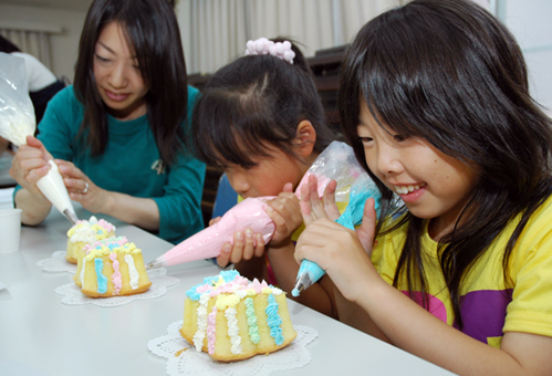 カラフルなクリームでデコレーションしたケーキ教室