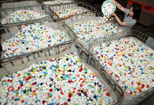 学校、企業、団体などから寄せられたキャップ=中広、横山サポートテック