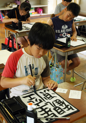 張り詰めた空気の中で行われた書写コンクール