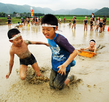 元気に水田を走り回った「どろんこ運動会」