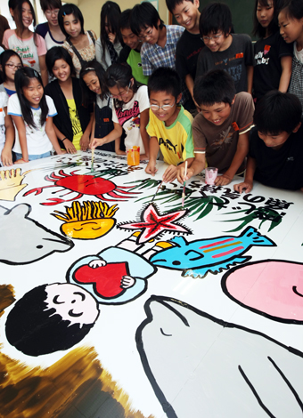 巨大レリーフを共同制作する御崎小6年生