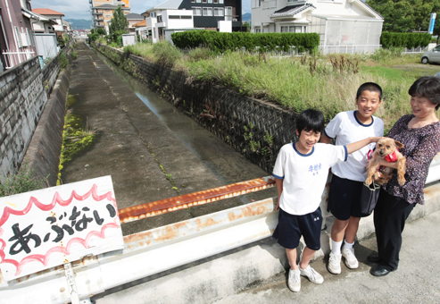 水路に落ちた犬を救助した長尾郁巳君(左)と片山雅人君