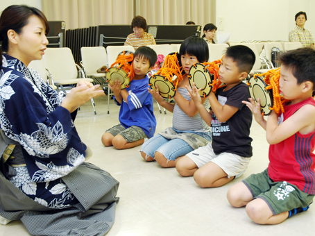 背筋を伸ばして指導を受ける子どもたち