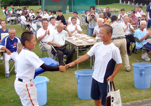 交流会で握手する両チームの選手代表