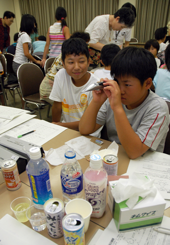 ジュースの糖分を計測した商品テスト体験学習会